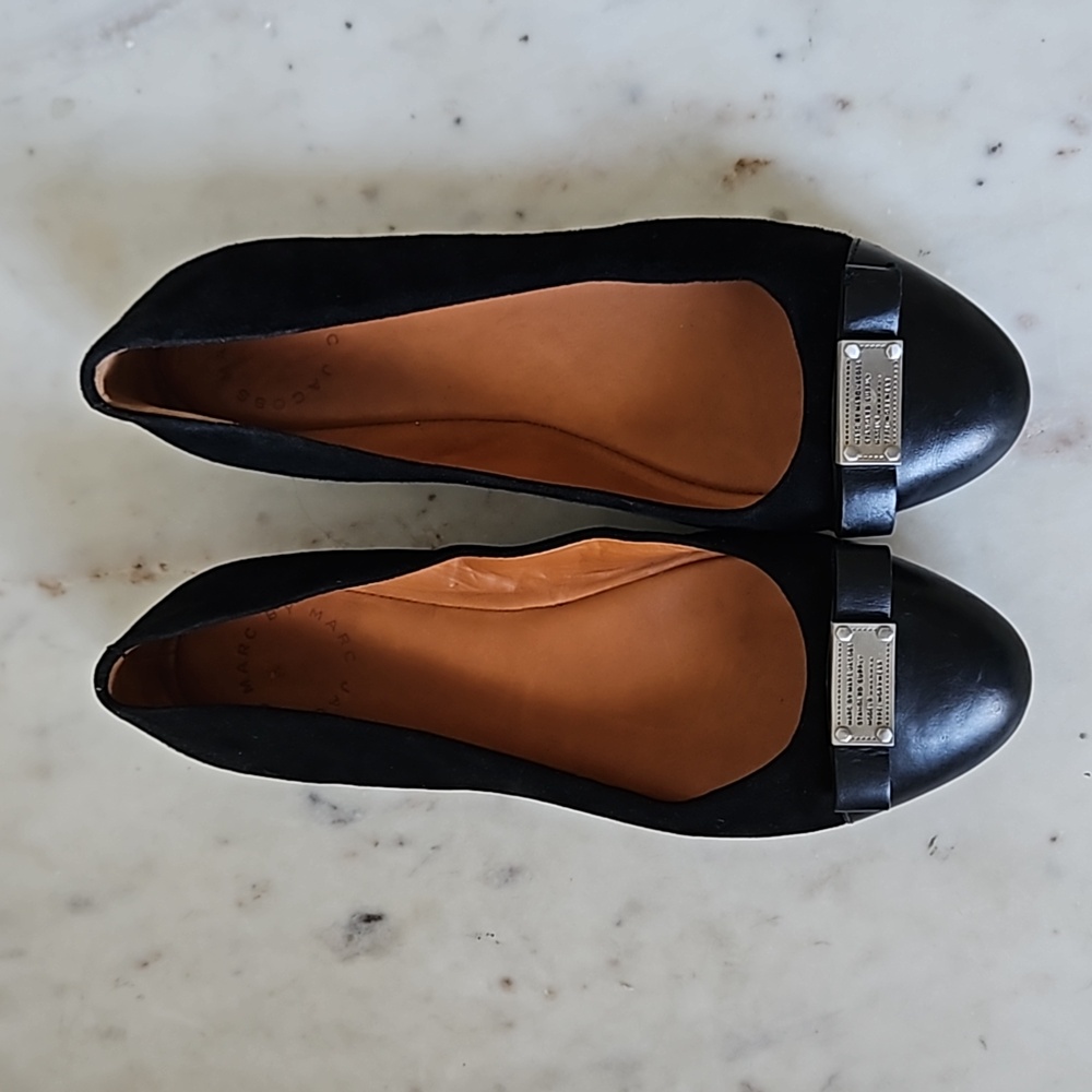 MARC JACOBS: black soft suede and leather logo plaque bow flats